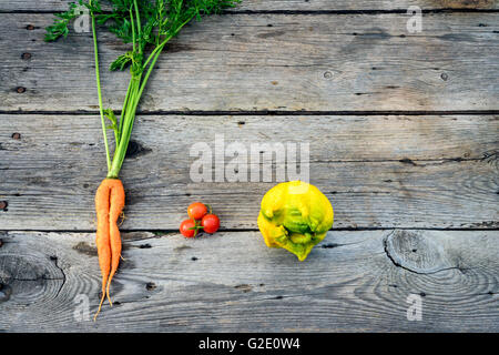 Trendige hässlich Bio-Karotten, Tomaten und hässlich Zitrone aus dem Hause Garten Bett auf Scheune Holztisch, australische gewachsen. Stockfoto