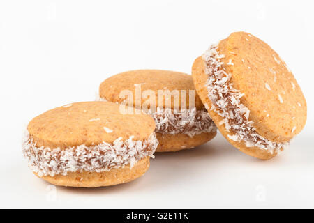 Runde Kokos Cookies isoliert auf weißem Hintergrund Stockfoto