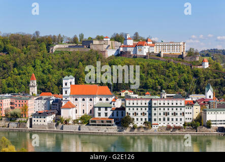 Blick vom Mariahilfberg Hill, St. Michael Kirche im historischen Zentrum, Inn und Veste Oberhaus, Passau, Bayern, Niederbayern Stockfoto