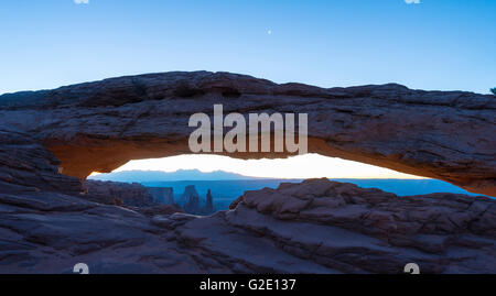 Blick durch naturale, Mesa Arch, Sonnenaufgang, Grand View Point Road, Island in the Sky, Canyonlands National Park, Moab, Utah Stockfoto