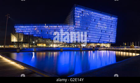 Beleuchtete Harpa Konzerthaus und Konferenzzentrum in der Nacht, Reykjavik, Island Stockfoto