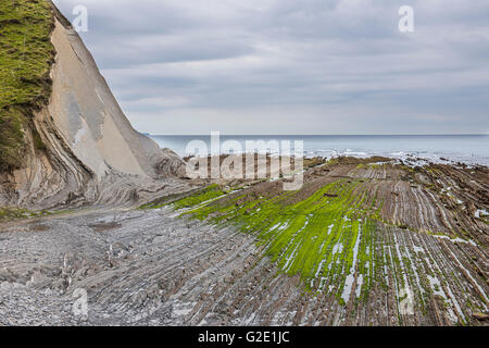 Flysch, verschiedene Gesteinsschichten, kantabrischen Küste, Deba, Baskisches Land, Spanien Stockfoto