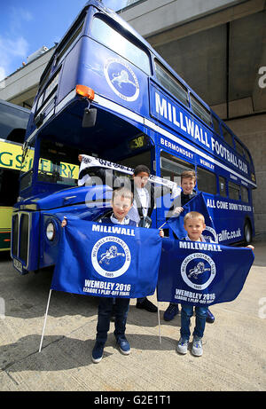 Millwall Football Club Bus vor der Himmel Bet League ein Play-Off-Finale im Wembley Stadium, London. Stockfoto