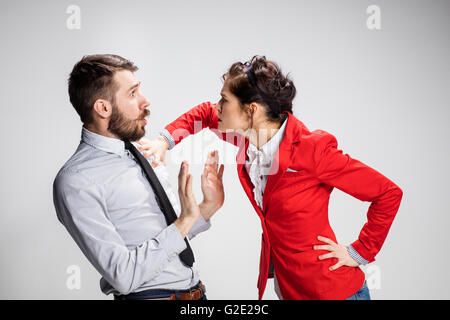 Wütend Business-Mann und Frau auf einem grauen Hintergrund widersprüchliche Stockfoto