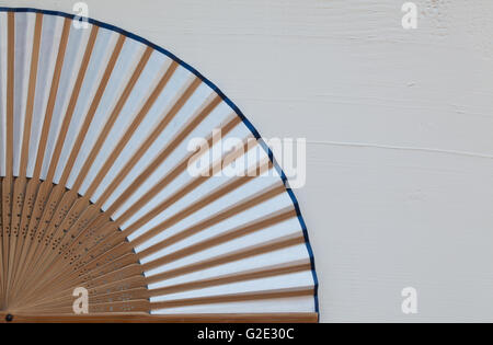 Typische japanische Hand Fan gemacht auf dem weißen Holztisch Stockfoto