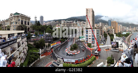 Panoramablick auf als das Safety-Car führt Red Bull Daniel Ricciardo gefolgt von Mercedes' Nico Rosberg und Lewis Hamilton um die Haarnadel in der ersten Runde des 2016 Monaco Grand Prix auf dem Circuit de Monaco, Monaco. * HERAUSGEBER HINWEIS ZUSAMMENGESETZTE BILD * Stockfoto