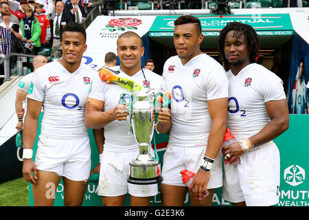 Englands Anthony Watson, Jonathan Joseph, Luther Burrell und Marland Yarde (von links nach rechts) feiern mit den alten gegenseitigen Reichtum Cup nach dem Spiel im Twickenham Stadium, London. Stockfoto