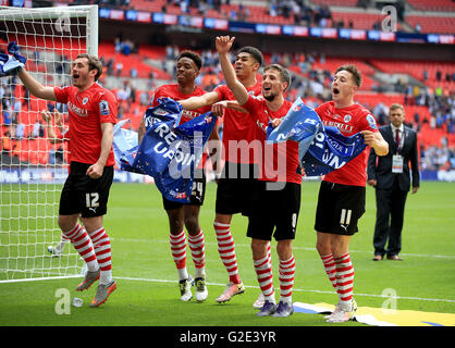 Barnsley Jak McCourt, Ivan Toney (zweiter von links), Ashley Fletcher (Mitte), Conor Hourihane (zweiter von rechts) und Josh Brownhill (rechts) feiern während der Himmel Bet League ein Play-Off-Finale im Wembley Stadium, London. Stockfoto