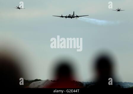 Boeing b-17 Flying Fortress Sally B führt eine Fliege Vergangenheit mit zwei P-51 D Mustang Flugzeuge während der amerikanischen Airshow im Imperial War Museum Duxford in Cambridgeshire. Stockfoto