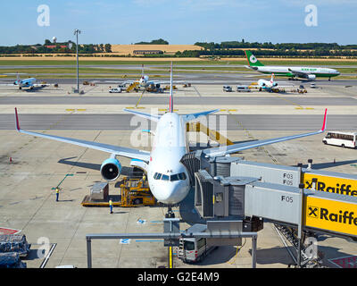 Wien - Juli 8: Austrian Airlines a-319 Vorbereitung für den Start im Flughafen Wien am 8. Juli 2015 in Wien, Österreich. Vienna-Luft Stockfoto