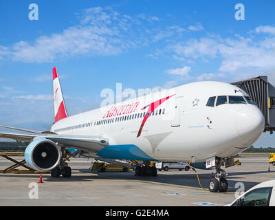 Wien - Juli 8: Austrian Airlines a-319 Vorbereitung für den Start im Flughafen Wien am 8. Juli 2015 in Wien, Österreich. Vienna-Luft Stockfoto