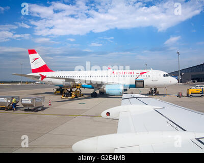 Wien - Juli 8: Austrian Airlines a-319 Vorbereitung für den Start im Flughafen Wien am 8. Juli 2015 in Wien, Österreich. Vienna-Luft Stockfoto