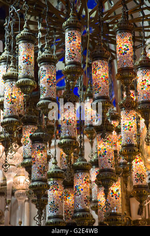 Traditionelle türkische Lampen auf dem Markt Stockfoto