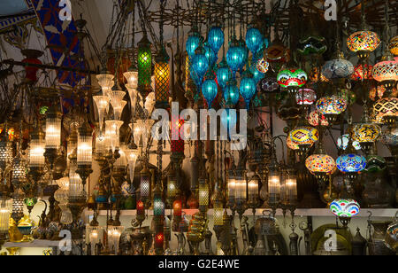 Traditionelle türkische Lampen auf dem Markt Stockfoto