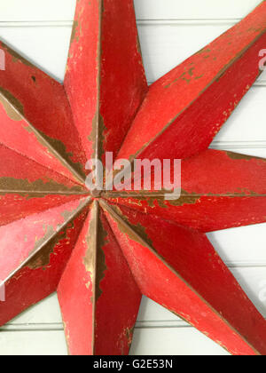 Detail eines alten Metal Star, die rot angemalt aber Farbverlust und Rost hat Mover in Stockfoto