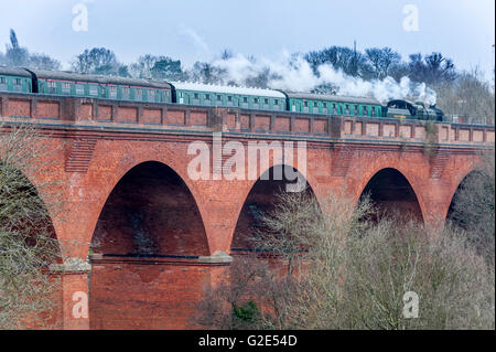 Ein Dampfzug auf der Imberhorne-Viadukt in East Grinstead zum ersten Mal seit 1958 ausgeführt. Stockfoto