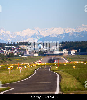 Zürich - 5.Mai: Austrian Airlines a-320 Landung in Zürich Flughafen nach Kurzstreckenflug auf 5. Mai 2016 in Zürich, Schweiz. Stockfoto