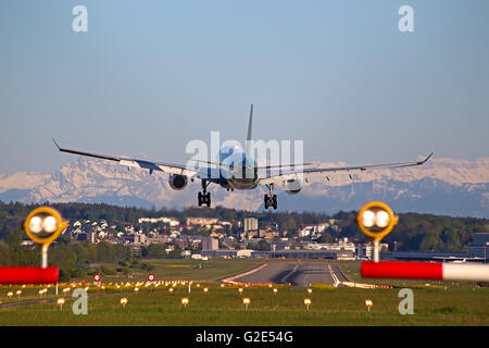 Zürich - 5.Mai: Oman Air A330 Landung in Zürich Flughafen nach Kurzstreckenflug auf 5. Mai 2016 in Zürich, Schweiz. Zürich ein Stockfoto