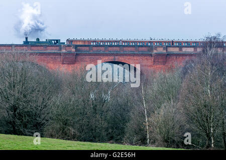 Ein Dampfzug auf der Imberhorne-Viadukt in East Grinstead zum ersten Mal seit 1958 ausgeführt. Stockfoto