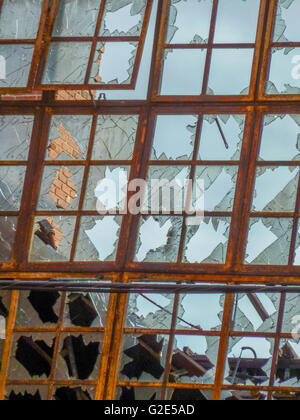 Alte kaputte Fensterscheiben in einem heruntergekommenen alten Gebäude in Savannah Georgia Stockfoto