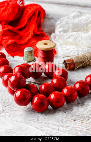 Korallen Perlen, eine Garnrolle und Spitze zweifarbig Stockfoto