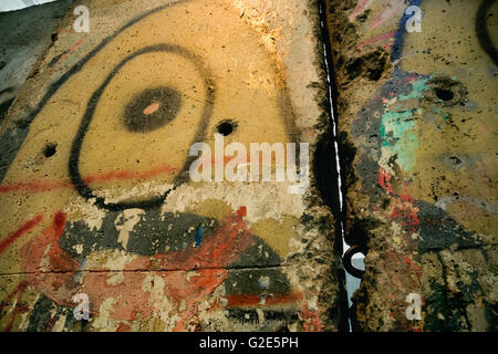 Graffiti auf Stück der Berliner Mauer, Washington, DC, USA Stockfoto