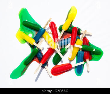 Bunte schmelzenden Eis am Stiel auf weißem Hintergrund Stockfoto