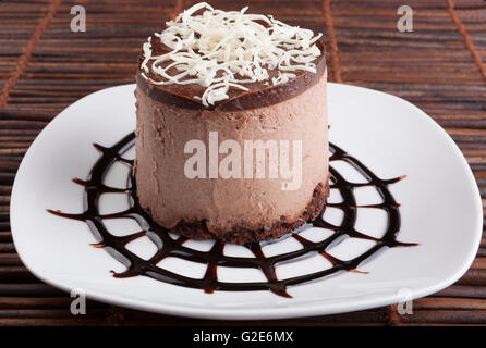 Brown Chocolate Mousse Torte mit Whie Schokolade obendrauf gesetzt auf Schokolade Spider Web Form Stockfoto