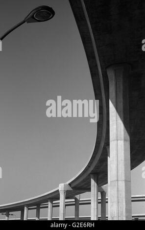 Autobahn & Straßenlaterne Stockfoto