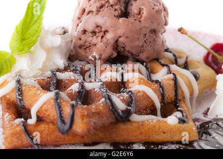 Belgische Waffel mit Schokolade Sirup Schlagsahne und Schokolade-Eis mit roter Kirsche Stockfoto