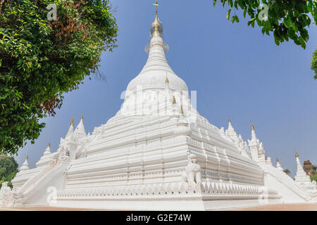 Weißer Stupa von Pahtodawgyi Pagode in Amarapura, in der Nähe von Taungthaman-See, alte Tempel-Architektur, Myanmar, Burma, Südasien, Asien Stockfoto