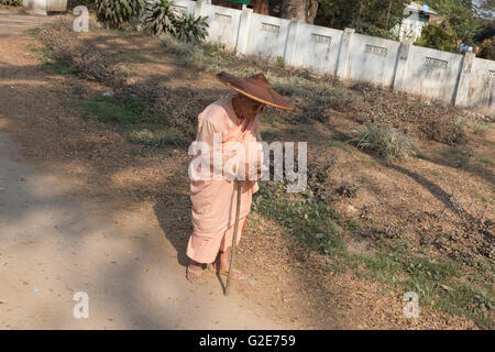 Alten burmesischen Frau im Mönchs Stil entlang der Straße (in der Nähe von Mandalay), Myanmar, Birma, Südostasien, Asien Stockfoto