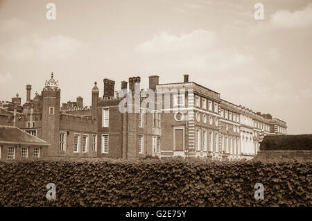 Hampton Court Palace in Sepia-Tönen Stockfoto