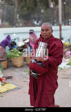 Buddhistische Mönche mit Schalen in Mandalay, Myanmar, Südasien, Asien Stockfoto