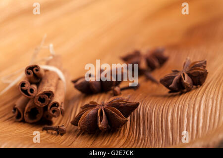 Stern-Anis und Zimtstangen auf braunem Holz Hintergrund Stockfoto