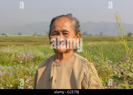 Burmesische alte mit Lächeln in Felder, Myanmar, Birma, Südostasien, Asien Stockfoto