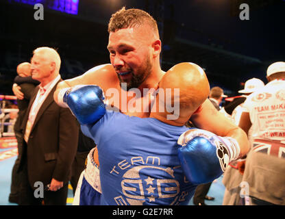 Tony Bellew feiert mit Trainer David Coldwell nach dem Sieg gegen Ilunga Makabu in der WBC im Cruisergewicht WM-Kampf im Goodison Park, Liverpool. Stockfoto