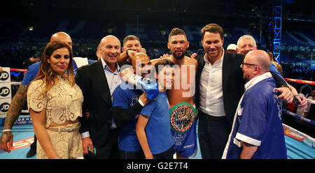 Tony Bellew feiert mit Trainer David Coldwell (Mitte links), Promoter Eddie Hearn (Mitte rechts), Freundin Rachel (links) und der Rest seiner Mannschaft nach dem Spiel gegen Ilunga Makabu in der WBC im Cruisergewicht WM-Kampf im Goodison Park, Liverpool. Stockfoto