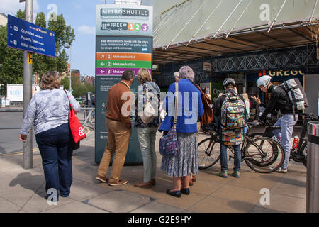 Touristische Beschilderung zu verschiedenen Zielen in Manchester, UK. 28. Mai 2015. Bank Holiday Wochenende, ankommenden Fluggästen in Manchester auf dem U-Bahnhof Karten in ihre Stadt Ziel konsultieren, mit Ihren Abflug als Getaway Hölle beschrieben wird, mit 'madness und 'Pandämonium. Stockfoto