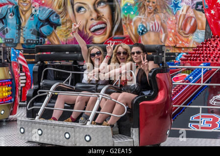 Christchurch, Dorset, Großbritannien. 28. Mai 2016. Bournemouth 7-Festival. Jährliche Veranstaltung in Bournemouth Sports Club. Lust auf Kleid, Musik, Essen, Sport. ® Gillian Downes/Alamy Live-Nachrichten. Stockfoto