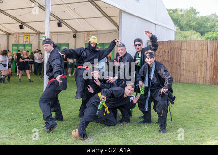 Christchurch, Dorset, Großbritannien. 28. Mai 2016. Bournemouth 7-Festival. Jährliche Veranstaltung in Bournemouth Sports Club. Lust auf Kleid, Musik, Essen, Sport. ® Gillian Downes/Alamy Live-Nachrichten. Stockfoto