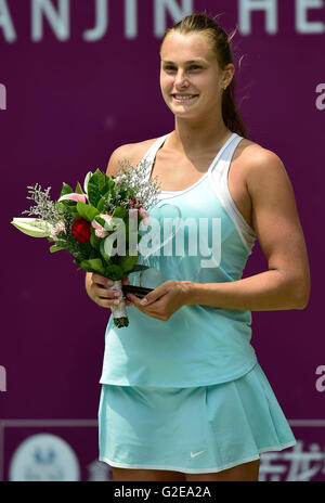 Tianjin. 29. Mai 2016. Aryna Sabalenka der Republik Belarus lächelt auf dem Podium nach dem Einzel-Finale gegen Nina Stojanovic von Serbien im Jahr 2016 ITF Damen Circuit in Nord-China Tianjin Municipality, am 29. Mai 2016. Aryna Sabalenka behauptete den Titel mit 2: 1. © Yue Yuewei/Xinhua/Alamy Live-Nachrichten Stockfoto