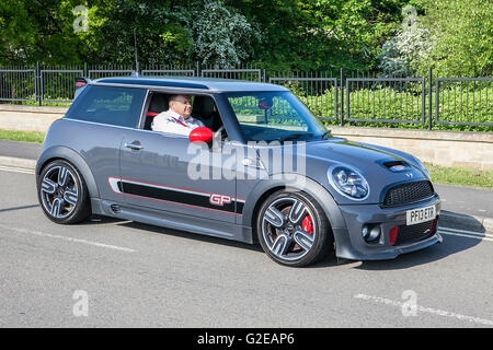 Pendle, Lancashire, UK. 29. Mai 2016. Das Grollen der fein abgestimmte Mini Coopers Resonanz durch die Walliser Berge von Lancashire als diesjährigen PowerFest in Gang kommt.  McLaren, Aston Martin, Ferrari & Porsches waren alle zu sehen in ihren Sonntagsstaat, zusammen mit vielen Mini (klassischer & Moderne) im Einklang mit dieser Jahre Thema von the Italian Job. Bildnachweis: Cernan Elias/Alamy Live-Nachrichten Stockfoto