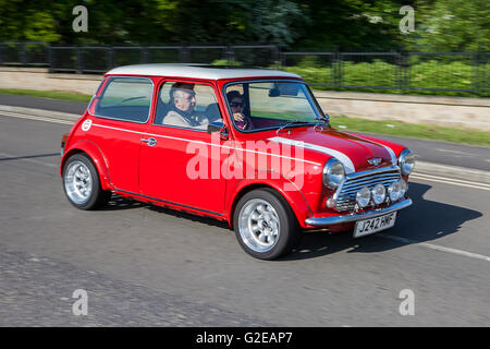 Pendle, Lancashire, UK. 29. Mai 2016. Das Grollen der fein abgestimmte Mini Coopers Resonanz durch die Walliser Berge von Lancashire als diesjährigen PowerFest in Gang kommt.  McLaren, Aston Martin, Ferrari & Porsches waren alle zu sehen in ihren Sonntagsstaat, zusammen mit vielen Mini (klassischer & Moderne) im Einklang mit dieser Jahre Thema von the Italian Job. Bildnachweis: Cernan Elias/Alamy Live-Nachrichten Stockfoto