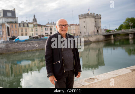 Verdun, Frankreich. 28. Mai 2016. Regisseur Volker Schloendorff während eines Interviews in Verdun, Frankreich, 28. Mai 2016. Schloendorff setzt 4.000 Jugendliche in Szene auf dem Soldatenfriedhof im Rahmen des Gedenkens für die Schlacht um Verdun am 29 Mai. vor 100 Jahren begann die Schlacht um Verdun zwischen deutschen und französischen Truppen, rund 300 Tage dauernden und verursacht mehr als 300.000 Opfer auf beiden Seiten. Die Stadt im Nord-Osten Frankreichs wurde zum Inbegriff für die brutale Plätz Schlachten des Weltkrieges I. Foto: KAY NIETFELD/Dpa/Alamy Live News Stockfoto