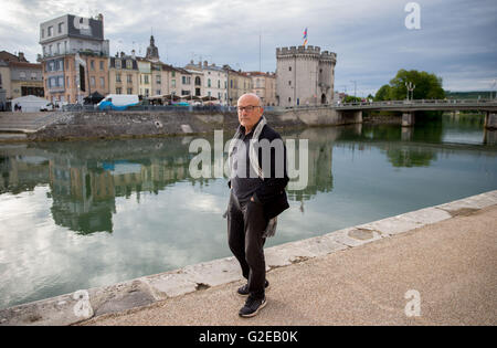 Verdun, Frankreich. 28. Mai 2016. Regisseur Volker Schloendorff während eines Interviews in Verdun, Frankreich, 28. Mai 2016. Schloendorff setzt 4.000 Jugendliche in Szene auf dem Soldatenfriedhof im Rahmen des Gedenkens für die Schlacht um Verdun am 29 Mai. vor 100 Jahren begann die Schlacht um Verdun zwischen deutschen und französischen Truppen, rund 300 Tage dauernden und verursacht mehr als 300.000 Opfer auf beiden Seiten. Die Stadt im Nord-Osten Frankreichs wurde zum Inbegriff für die brutale Plätz Schlachten des Weltkrieges I. Foto: KAY NIETFELD/Dpa/Alamy Live News Stockfoto