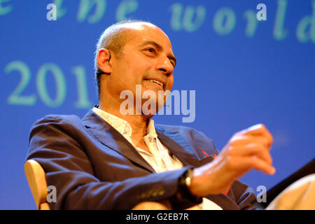 Hay-Festival, Wales, UK - Mai 2016 - Journalist und Sender George Alagiah auf der Bühne der Hay Festival hosting einen Vortrag. Stockfoto