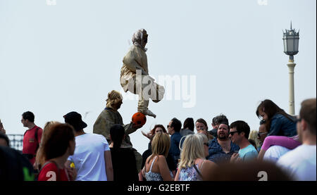 Brighton, Sussex UK 29. Mai 2016 - Tausende von Menschen strömen nach Brighton Beach genießen das heiße Wetter heute prognostiziert wird, weiter über dieses Wochenende und Feiertagen Credit: Simon Dack/Alamy Live News Stockfoto