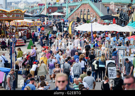 Brighton, Sussex UK 29. Mai 2016 - Tausende von Menschen strömen nach Brighton Beach genießen das heiße Wetter heute prognostiziert wird, weiter über dieses Wochenende und Feiertagen Credit: Simon Dack/Alamy Live News Stockfoto