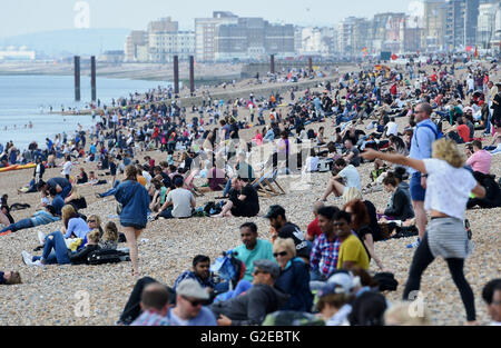 Brighton, Sussex UK 29. Mai 2016 - Tausende von Menschen strömen nach Brighton Beach genießen das heiße Wetter heute prognostiziert wird, weiter über dieses Wochenende und Feiertagen Credit: Simon Dack/Alamy Live News Stockfoto